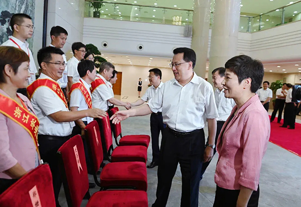 省委書記、省人大常委會(huì)主任袁家軍，省委副書記、省長(zhǎng)鄭柵潔看望省農(nóng)業(yè)科技突出貢獻(xiàn)者和先進(jìn)工作者