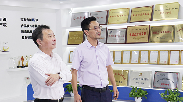 柴世民局長(zhǎng)一行參觀托普云農(nóng)數(shù)字三農(nóng)展廳