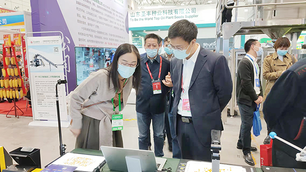 各領(lǐng)導(dǎo)專家蒞臨托普云農(nóng)展位