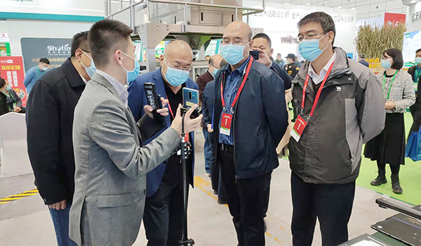 各領(lǐng)導(dǎo)專家蒞臨托普云農(nóng)展位