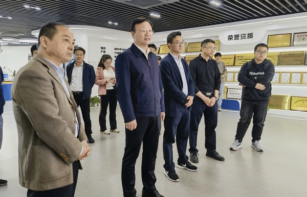 農(nóng)業(yè)農(nóng)村部信息中心副主任張國慶帶隊赴托普云農(nóng)參觀調研