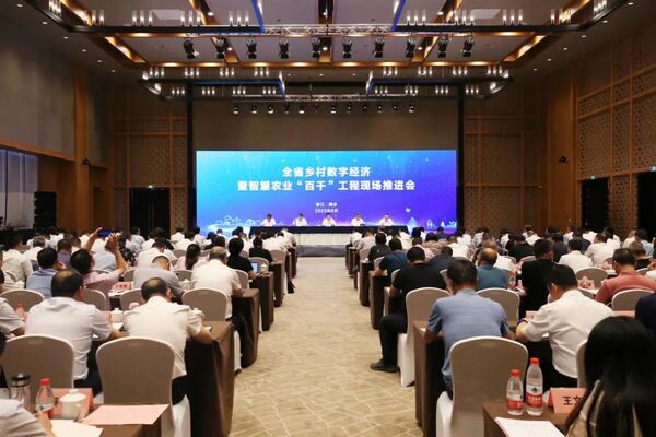 與會(huì)代表們現(xiàn)場考察托普云農(nóng)技術(shù)支撐的數(shù)字化應(yīng)用場景