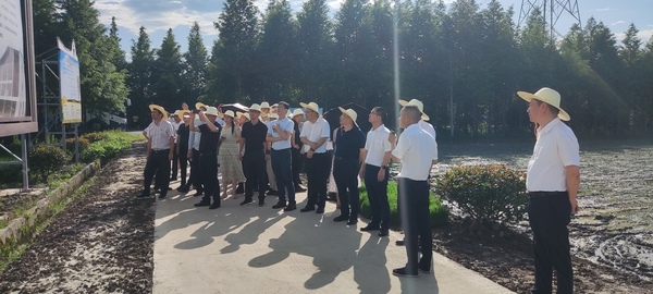 與會(huì)代表們現(xiàn)場考察托普云農(nóng)技術(shù)支撐的數(shù)字化應(yīng)用場景