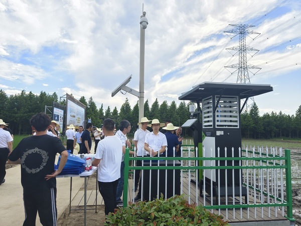 與會(huì)代表們現(xiàn)場考察托普云農(nóng)技術(shù)支撐的數(shù)字化應(yīng)用場景