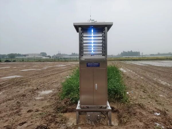 布設(shè)于試驗(yàn)點(diǎn)的智能蟲(chóng)情測(cè)報(bào)燈（拍攝于2021年）